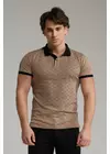 Kép 1/5 - Férfi modell bézs pamutdzsörzé pólóingben, bordás gallérral, gombpánttal és fekete logós nyomott mintával