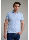 Kép 1/5 - Férfi modell világoskék LERK pamutdzsörzé pólóingben, bordás gallérral, gombpánttal és rányomott logóval a mellén