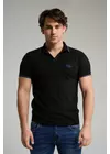 Kép 1/5 - Férfi modell fekete ZIRTON piké pólóingben, bordás gallérral, gombpánttal és 3D logóval a mellén