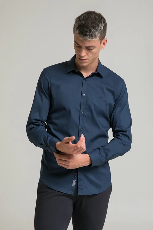 Sötétkék férfi ing, rugalmas anyagból, teshezsimuló fazon.