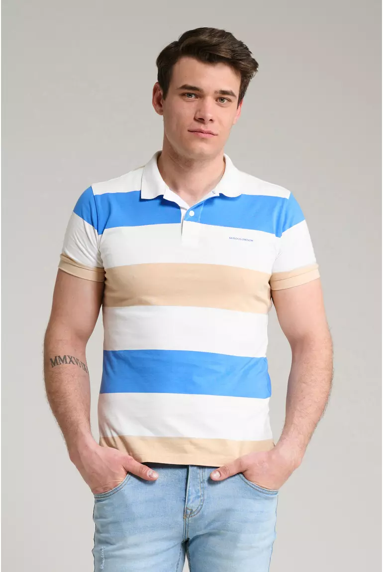Férfi modell CARDOZO fehér-bézs-kék csíkos pamutdzsörzé pólóban, bordás nyakkal és gombolópánttal, mellén márkafelirattal