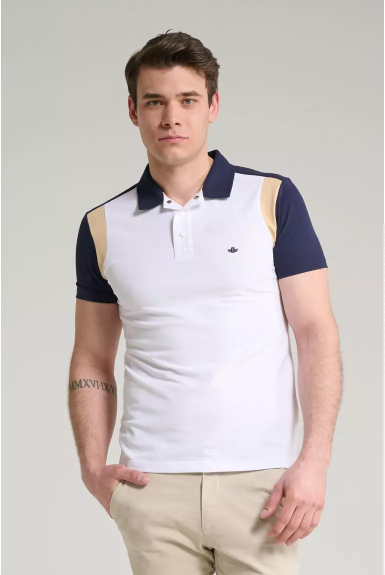 Férfi modell DUPONT fehér piké pólóingben, sötétkék gallérral, gombpánttal és hímzéssel a mellén