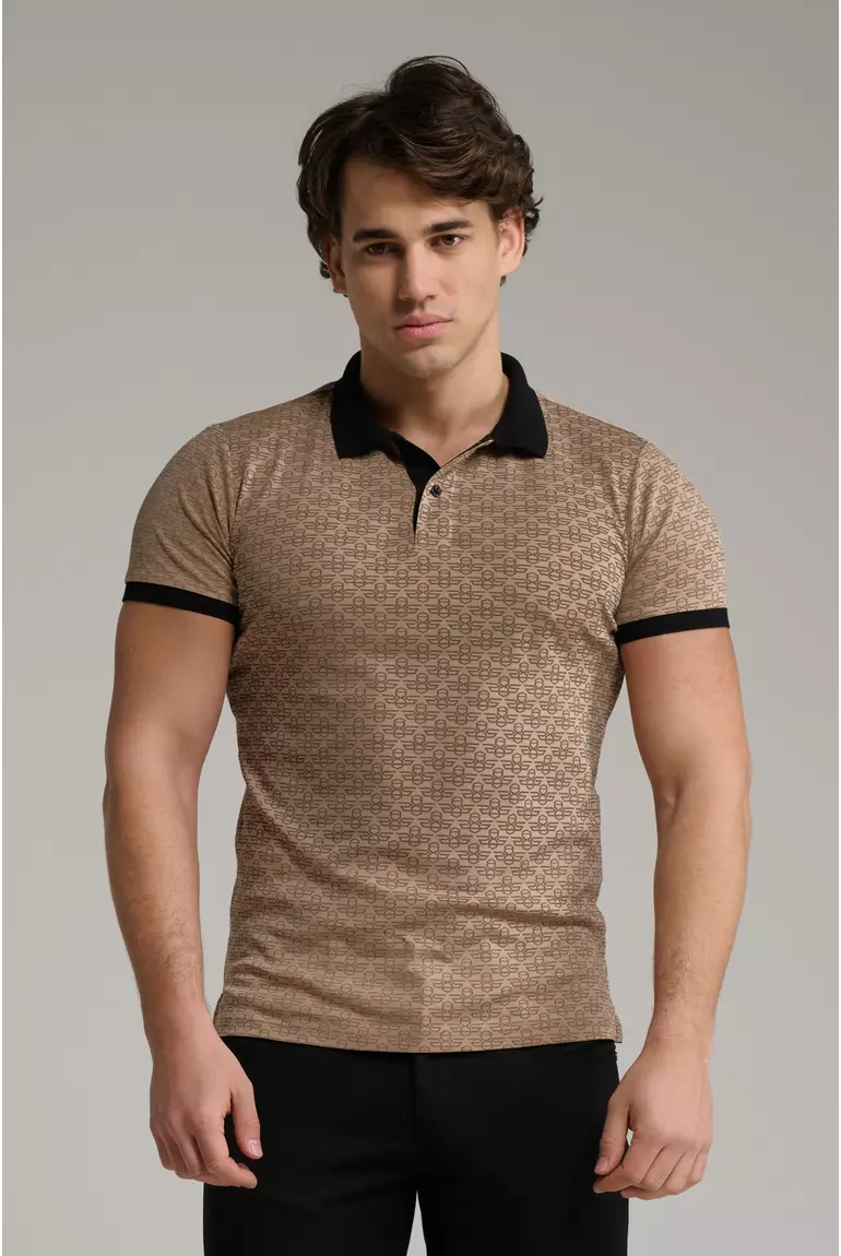 Férfi modell bézs pamutdzsörzé pólóingben, bordás gallérral, gombpánttal és fekete logós nyomott mintával