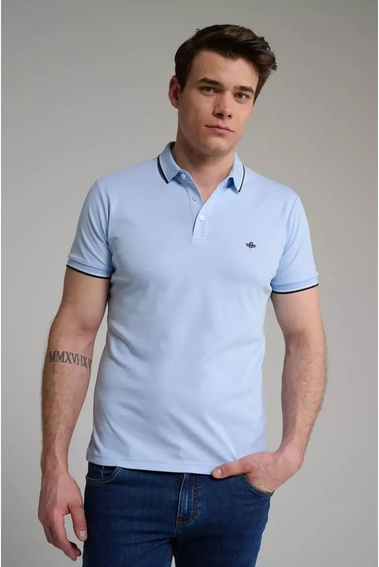 Férfi modell világoskék LERK pamutdzsörzé pólóingben, bordás gallérral, gombpánttal és rányomott logóval a mellén