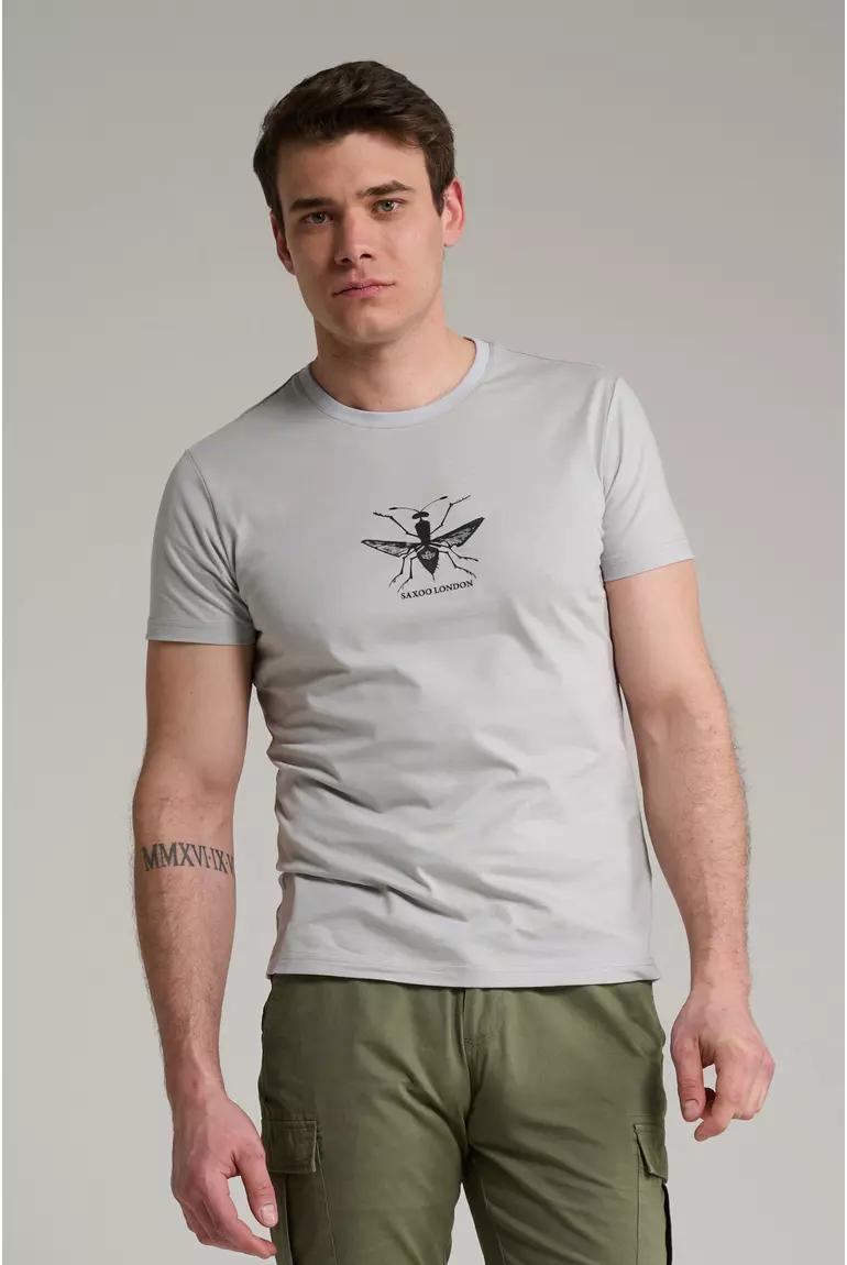 Férfi modell világosszürke MOSKYTO pamutdzsörzé pólóban, bordás passzés nyakkal és rányomott motívummal a mellén
