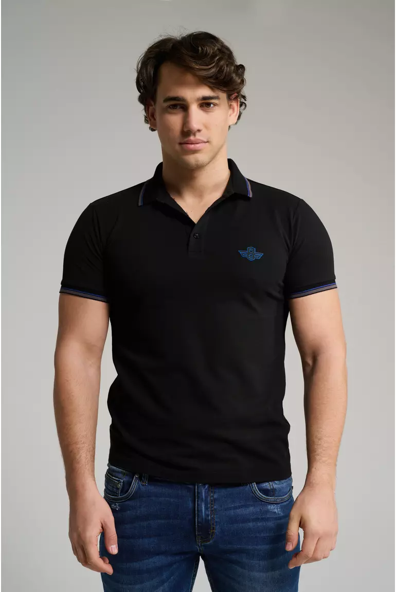 Férfi modell fekete ZIRTON piké pólóingben, bordás gallérral, gombpánttal és 3D logóval a mellén
